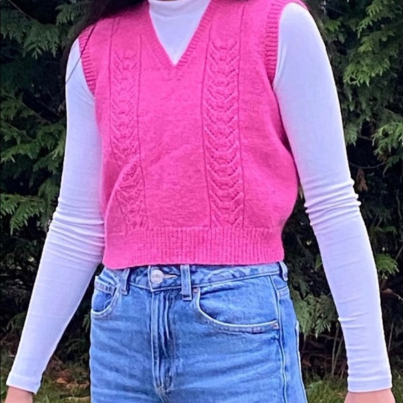 Cropped Sweater Vest - Picture 2 of 3